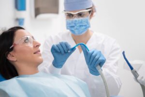 Ωτορινολαρυγγολόγος κάνει εξέταση